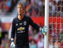 Edwin van der Sar Menolak Kembali ke Manchester United