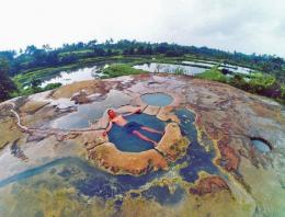 Menikmati jacuzzi alami di tengah surga: Pemandian Air Panas